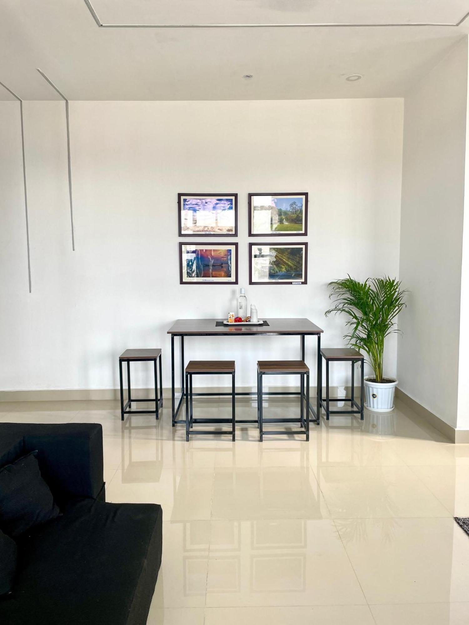 Saya's Abode - Railview Apartment