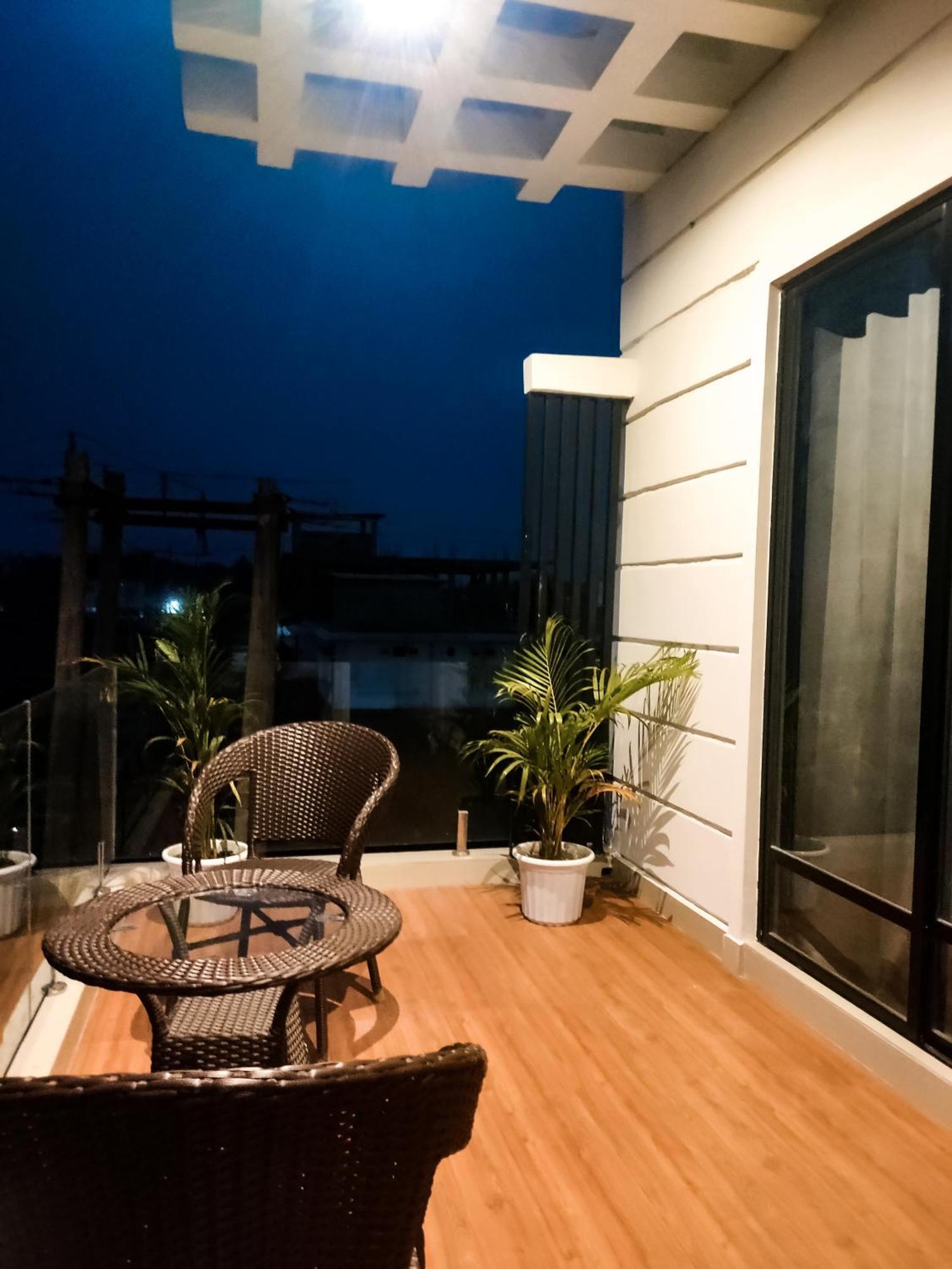 Saya's Abode - Railview *